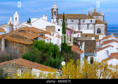 Dachterrasse mit Blick auf das Zentrum des alten Dorfes, in Monsaraz, Portugal Stockfoto