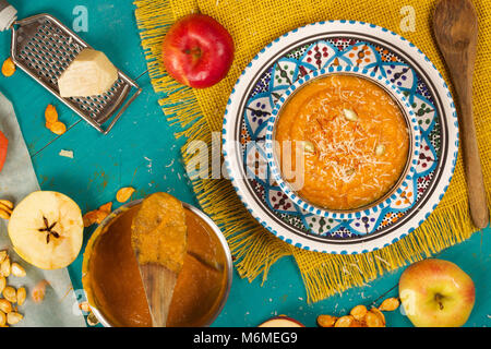 Hausgemachte Kürbis Cremesuppe mit Parmesan und geschälte Kürbiskerne, Stockfoto