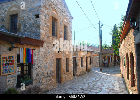 Straße mit Kopfsteinpflaster in der Altstadt von Datca, einem Stadtteil im Ägäischen Region der Türkei Stockfoto