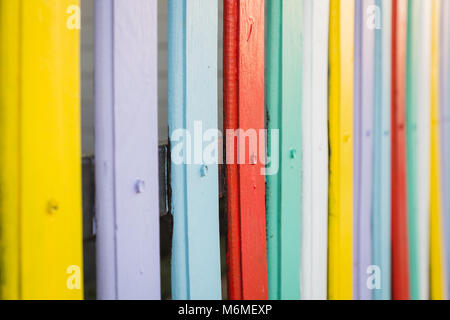 Ein Fragment des Zauns, mit Farben von verschiedenen Farben und Schattierungen lackiert Stockfoto