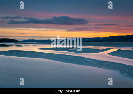 Arnside suchen; in Richtung Grange Over Sands; Sonnenuntergang über den Fluss Kent; Cumbria, Großbritannien Stockfoto