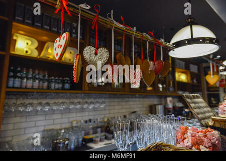 Herzförmige Plätzchen gebacken am Valentines Tag in einem gemütlichen Cafe Stockfoto