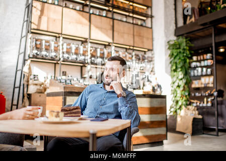 Mann im café Stockfoto