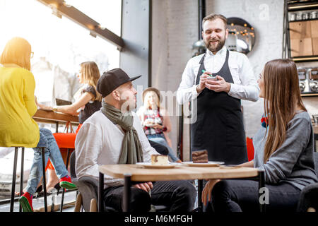 Paar bestellen im Cafe Stockfoto