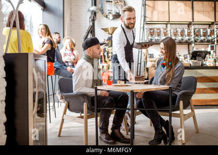 Paar bestellen im Cafe Stockfoto