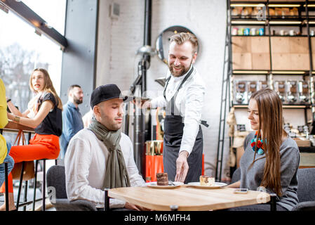 Paar bestellen im Cafe Stockfoto