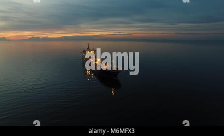 Luftaufnahme der Tanker Schiff im Meer in der Nacht Stockfoto