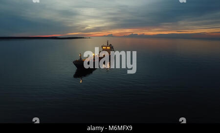 Luftaufnahme der Tanker Schiff im Meer in der Nacht Stockfoto