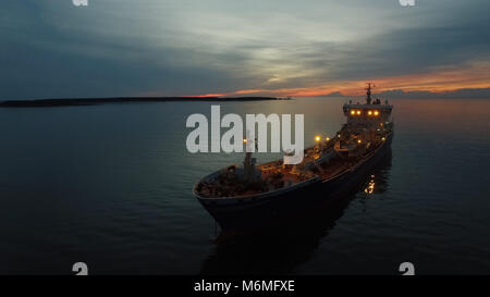 Luftaufnahme der Tanker Schiff im Meer in der Nacht Stockfoto