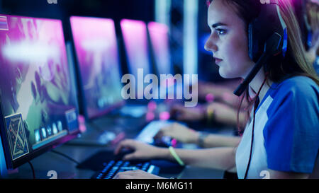 Professionelle girl Gamer spielt in MMORPG/Strategie Spiel auf Ihrem Computer. Sie ist die Teilnahme an Online Cyber Games Turnier, spielt zu Hause. Stockfoto