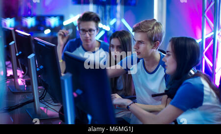 Team von professionellen Jungen und Mädchen Spieler aktiv Denken / Diskussion Spiel Strategie / Taktik, Sie sind im Internet Café oder auf Cyber Games Turnier. Stockfoto