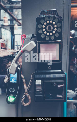 Wand- vintage Telefon verwendet zu drehen Nummern Telefonnummer Stockfoto