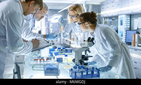 Team der Medizinischen Forschung Wissenschaftler gemeinsam arbeiten an einer neuen Generation von experimentellen Droge Behandlung. Labor sieht Besetzt, hell und modern. Stockfoto