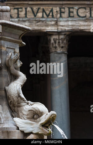 Die Fontana del Pantheon wurde von Papst Gregor XIII. in Betrieb genommen und ist in der Piazza della Rotonda, Rom, vor dem römischen Pantheon. Rom. Stockfoto