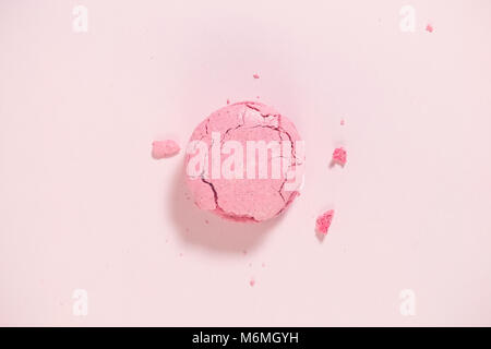 Flach minimalen Begriff der gebrochenen Macaron auf rosa Hintergrund Stockfoto