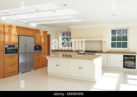 Küche mit Marmor Insel im modernen Familie Heim 2012, Design von De