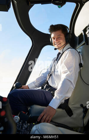 Portrait von Pilot im Cockpit des Hubschraubers während des Fluges Stockfoto