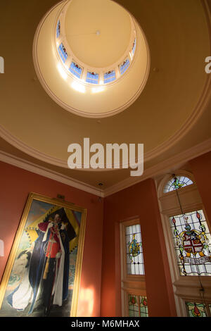 Treppe in den Dress Circle an der Royal Hall, Harrogate, North Yorkshire, England, UK. Stockfoto