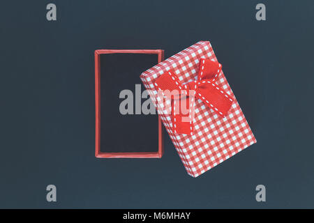 Blick von oben auf die Offene leere Geschenkbox, auf schwarzem Hintergrund. Platz für Product Placement. Minimalen Begriff. Stockfoto
