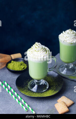 Matcha grüner Tee Latte mit Schlagsahne. Kopieren Sie Platz. Stockfoto