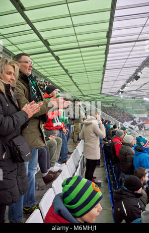 Die Leute, die ein Spiel der österreichischen Bundesliga In der Allianz Stadion in Wien vor dem Fußballspiel Rapid Wien vs Sturm Graz. Stockfoto