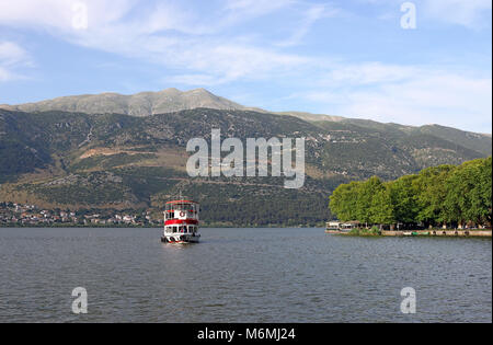 See und Berge Ioannina Griechenland Landschaft Stockfoto