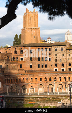 Die Trajan Markt und Forum mit Torre delle Milizie auf die Via dei Fori Imperiali, Rom, Latium, Italien. Stockfoto