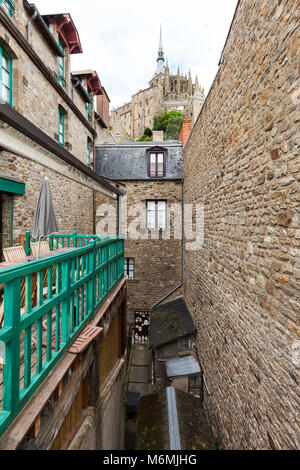 Mont Saint Michel, Frankreich. 14. JULI 2017. Blick auf die engen Gassen rund um die Kathedrale. Stockfoto