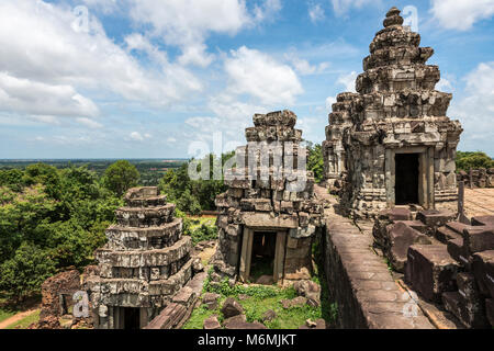 Die Aussicht von Phnom Bakheng Tempel über die Kambodschanische Landschaft. Stockfoto