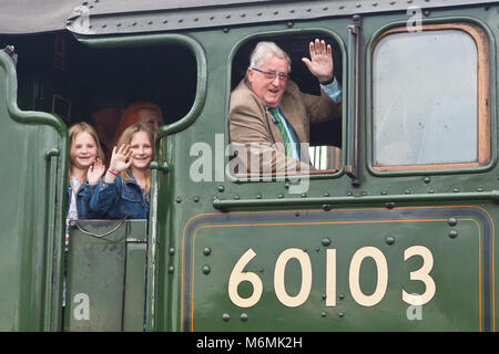 Sir William McAlpine und Grand Töchter mit Lokomotiven Flying Scotsman und Typhoon von RH&DR-vereint 90 Jahre nach der ersten Dampfmaschinen met Stockfoto