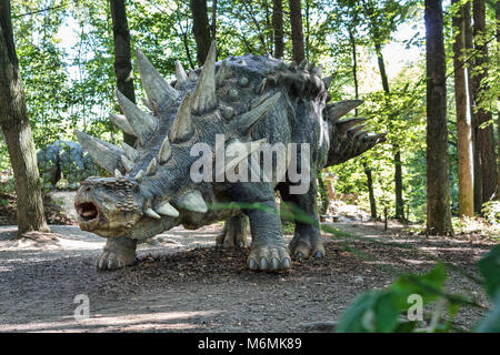 Großes Modell der prähistorischen Dinosaurier wie Stegosaurus in der Natur. Realistische Landschaften. Stockfoto