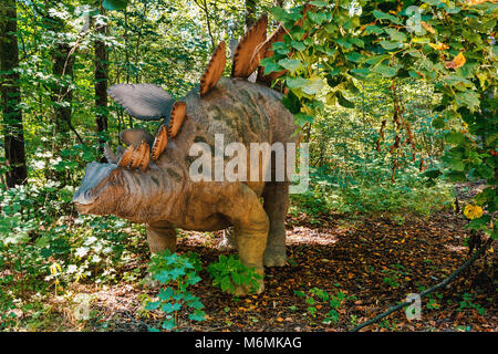 Großes Modell der prähistorischen Dinosaurier stegosaurus in der Natur. Realistische Landschaften. Stockfoto