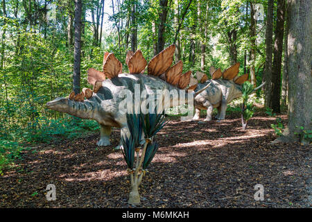 Großes Modell der prähistorischen Dinosaurier stegosaurus in der Natur. Realistische Landschaften. Stockfoto