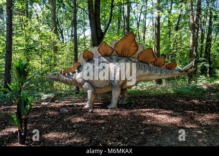 Großes Modell der prähistorischen Dinosaurier stegosaurus in der Natur. Realistische Landschaften. Stockfoto