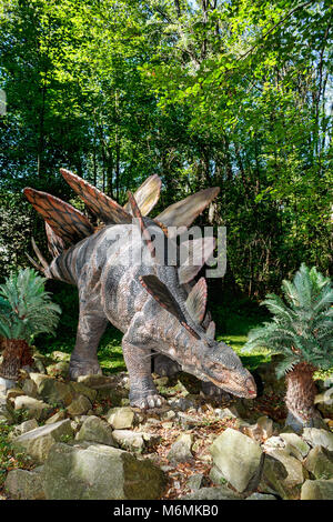 Großes Modell der prähistorischen Dinosaurier stegosaurus in der Natur. Realistische Landschaften. Stockfoto