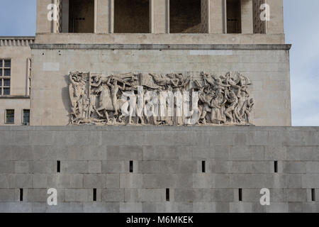 Bas-Relief zeigt die Allegorie des Faschismus und Allegorie von Sanktionen - Universität Triest Gebäude, Triest, Italien Stockfoto