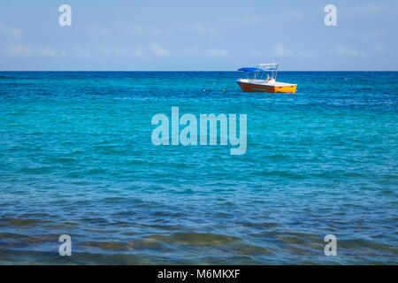 Kleine orange Fischerboot, touristische Boot im offenen Wasser. Tropische türkisblauen Meer Hintergrund. Stockfoto