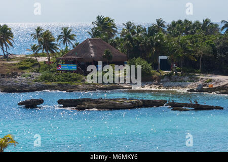 Grand Sirenis Hotel & Spa, Riviera Maya, Mexiko, 29. Dezember 2017 - Zentrum Wasseraktivitäten Tauchen am Strand Stockfoto