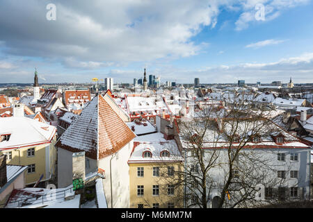 Querformat von Tallinns Altstadt Stadtmauer über die Stadt Tallinn, Estland im Februar 2018. Stockfoto