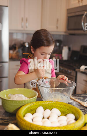 Glückliche Familie in der Küche, die Mutter und Tochter kochen Apfelkuchen, Mixen von Teig Stockfoto