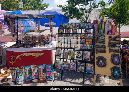 Souvenirstände Verkauf von Kunstwerken, Schnitzereien, Perlen, Ketten, Schals in Cienfuegos, Kuba Stockfoto