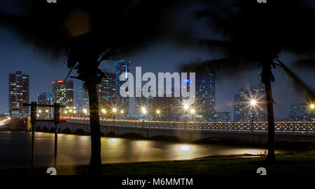 Blick von Biscayne Insel auf Downtown Miami über eine Brücke während der regnerischen Abend. Stockfoto