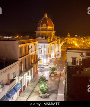 Der Palacio del Regierung, und Marti Park in Cienfuegos, Kuba in der Nacht Stockfoto