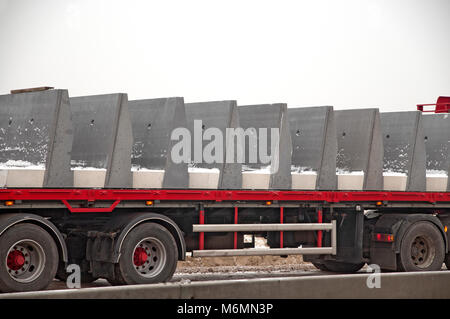 Großen Lkw mit Betonsteine geladen Stockfoto