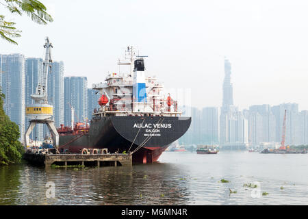 HO CHI MINH, VIETNAM - 26. Januar: Cargo Logistic Schiff AULAC VENUS Sai Gon und Kran im Hafen. 26. Januar 2018 in HO CHI MINH, VIETNAM Stockfoto