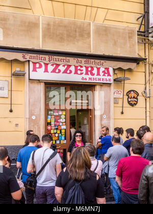 Warteschlange außerhalb L'Antica Pizzeria Da Michele, Neapel, Italien. Stockfoto