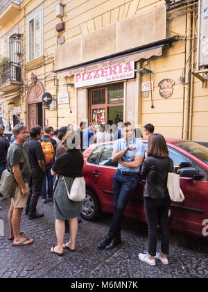 Warteschlange außerhalb L'Antica Pizzeria Da Michele, Neapel, Italien. Stockfoto