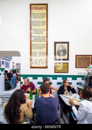 Interieur von L'Antica Pizzeria Da Michele, Neapel, Italien. Stockfoto