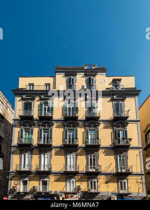 Typische Gehäuse in Wohnblocks, Neapel, Italien. Stockfoto