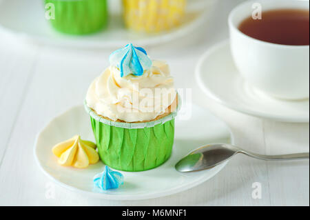 Nachmittags Tee serviert mit einem Cupcake Stockfoto